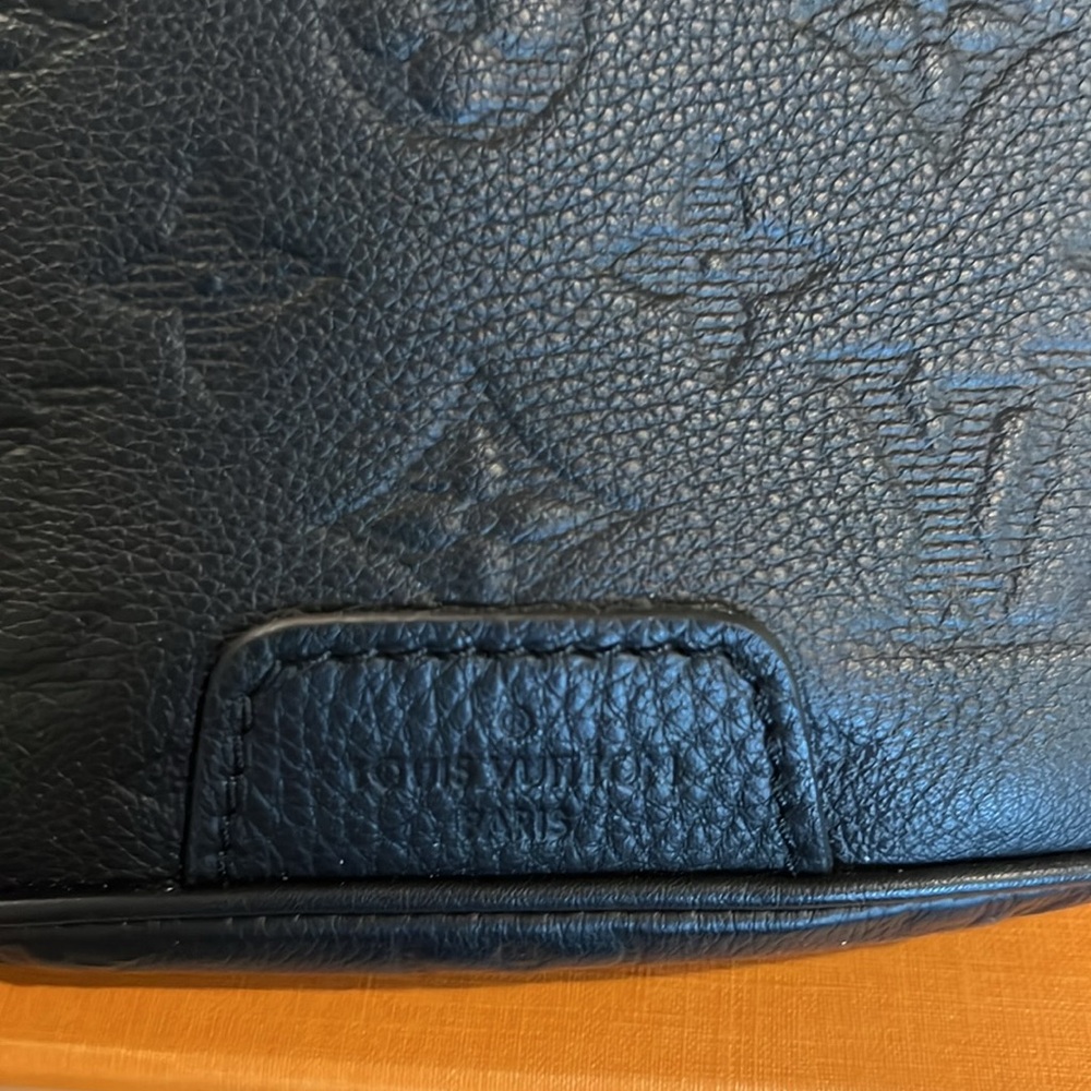 Authentic LV Empreinte Bumbag in Noir - Picture 2 of 7